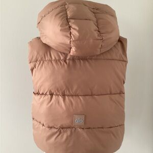 Like New…ALO Gold Rush Puffer Vest with puffy silhouette(Small)